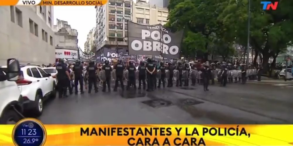 Por primera vez en 8 años, la Policía de Buenos Aires evitó que los manifestantes del Polo Obrero cortaran la avenida 9 de Julio.