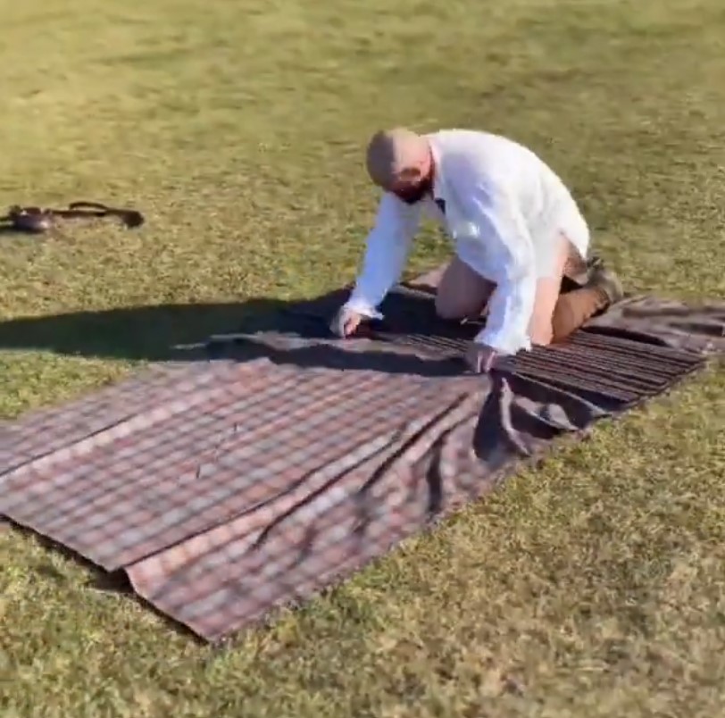 Y en el vídeo este señor os explica por qué los escoceses se levantan dos horas antes para vestirse