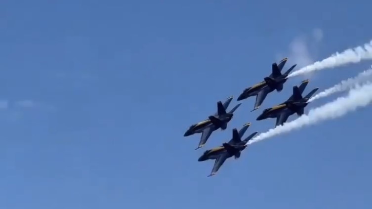 Vuelo en formación de Los Ángeles Azules. Así se ve desde la cabina de los pilotos.