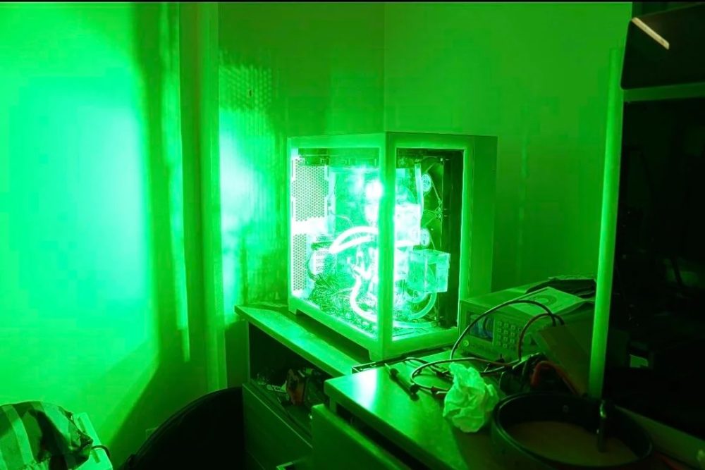 "He metido 1200 W de luces RGB en la caja de mi ordenador"