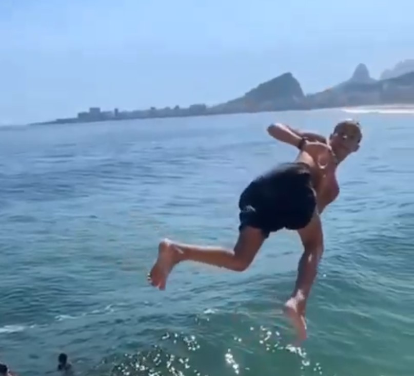 La dedicatoria bien. El timing... regular.