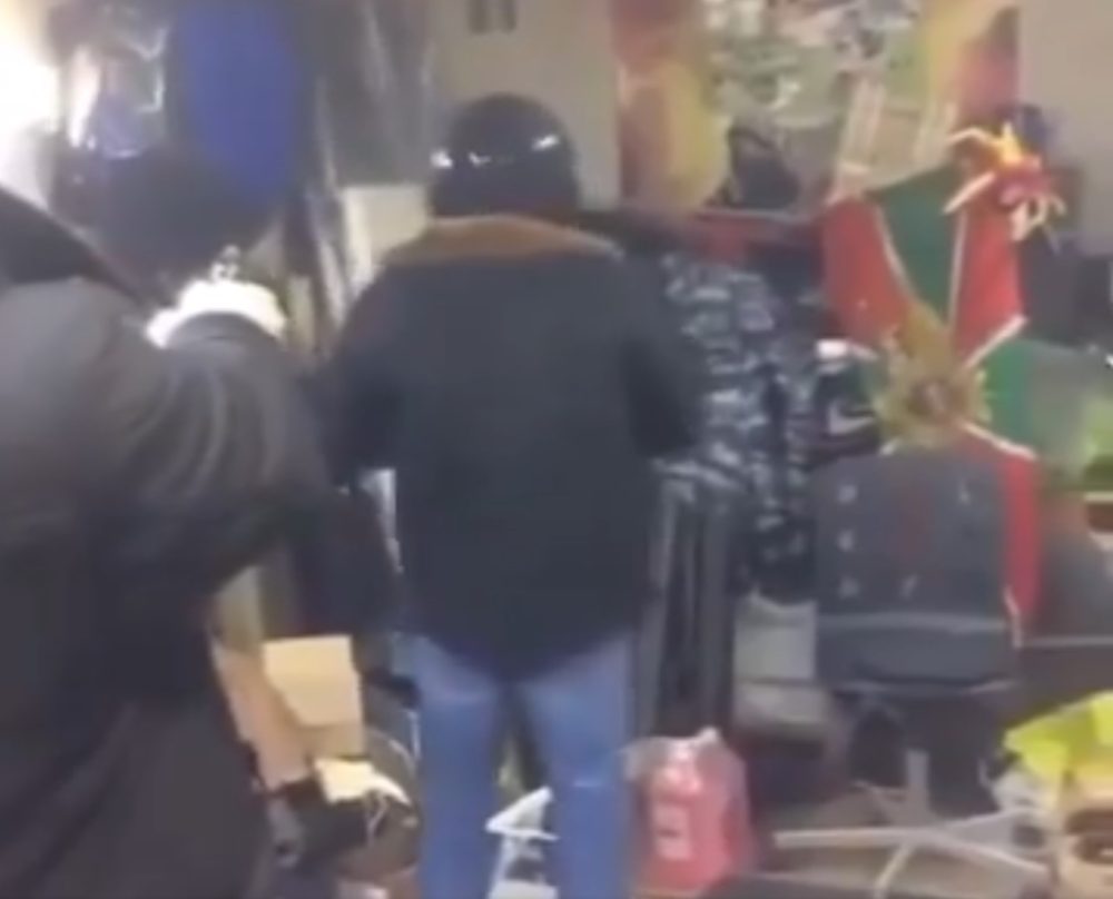 Un ruso intenta detener una bala con chaquetas: "Biliaaaat!"