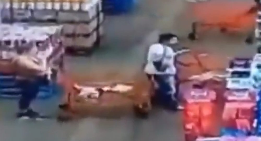 Una mujer que espera en la cola del supermercado golpea con el carro repetidas veces al hombre que tiene delante y... bueno... quizás no eligió el mejor día para hacerlo...