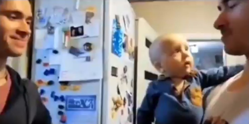 Reacción de este bebé cuando ve que su padre tiene un hermano gemelo.