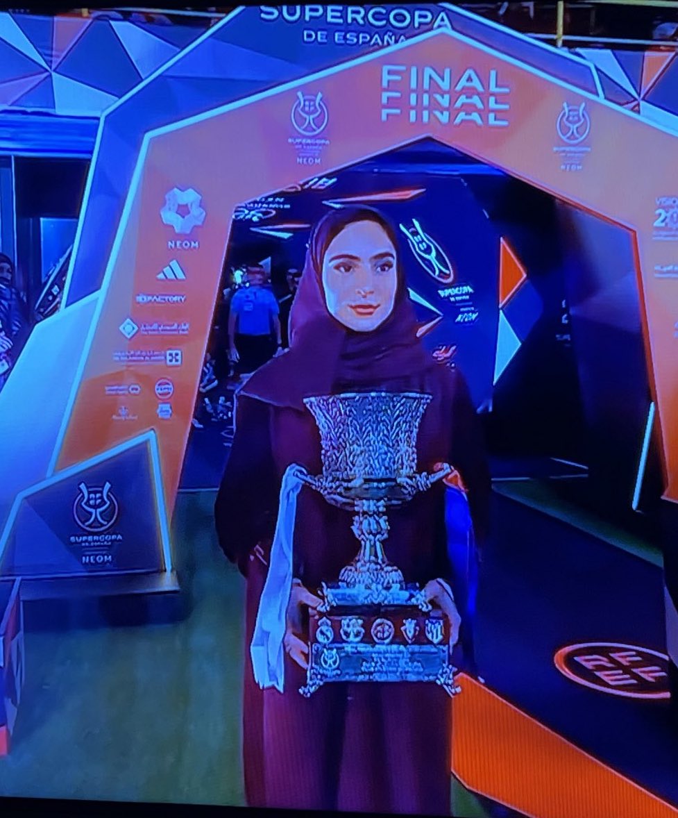 Hace unos meses el país entero se indignó porque Rubiales le dio un pico a una jugadora durante la celebración del mundial.