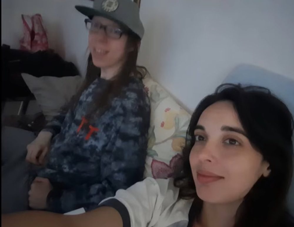 Este chico subió un vídeo a YouTube hace 5 años con el título: "ser feo, mi experiencia". Una chica dijo que lo veía guapo... una cosa llevó a la otra y ahora son marido y mujer