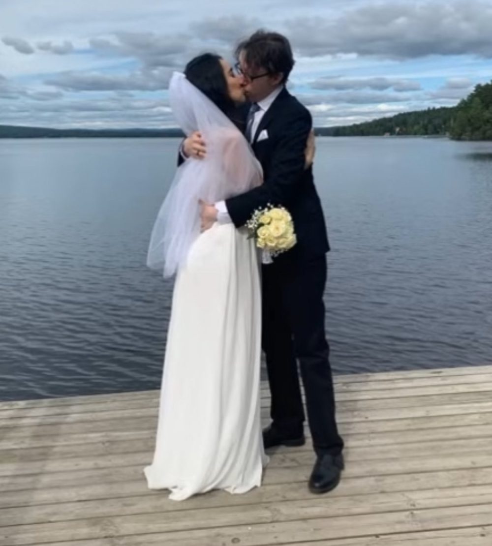 Este chico subió un vídeo a YouTube hace 5 años con el título: "ser feo, mi experiencia". Una chica dijo que lo veía guapo... una cosa llevó a la otra y ahora son marido y mujer