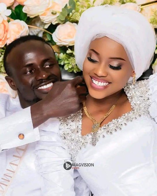 Sadio Mane (31 años) se casó con su novia Aisha Tamba (18 años). Llevan saliendo desde hace 2 años.