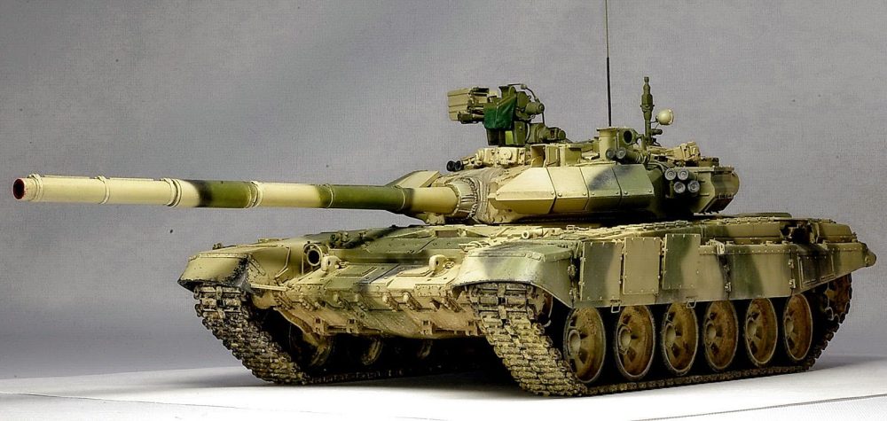 Un ucraniano con un M2 Bradley reventó un tanque T-90 ruso modernizado