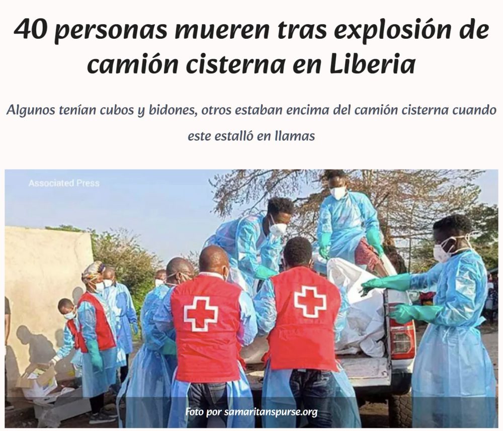 Vuelca un camión cisterna de gasolina en Liberia, una turba de gente se acerca a saquear el combustible, y el camión acaba explotando.