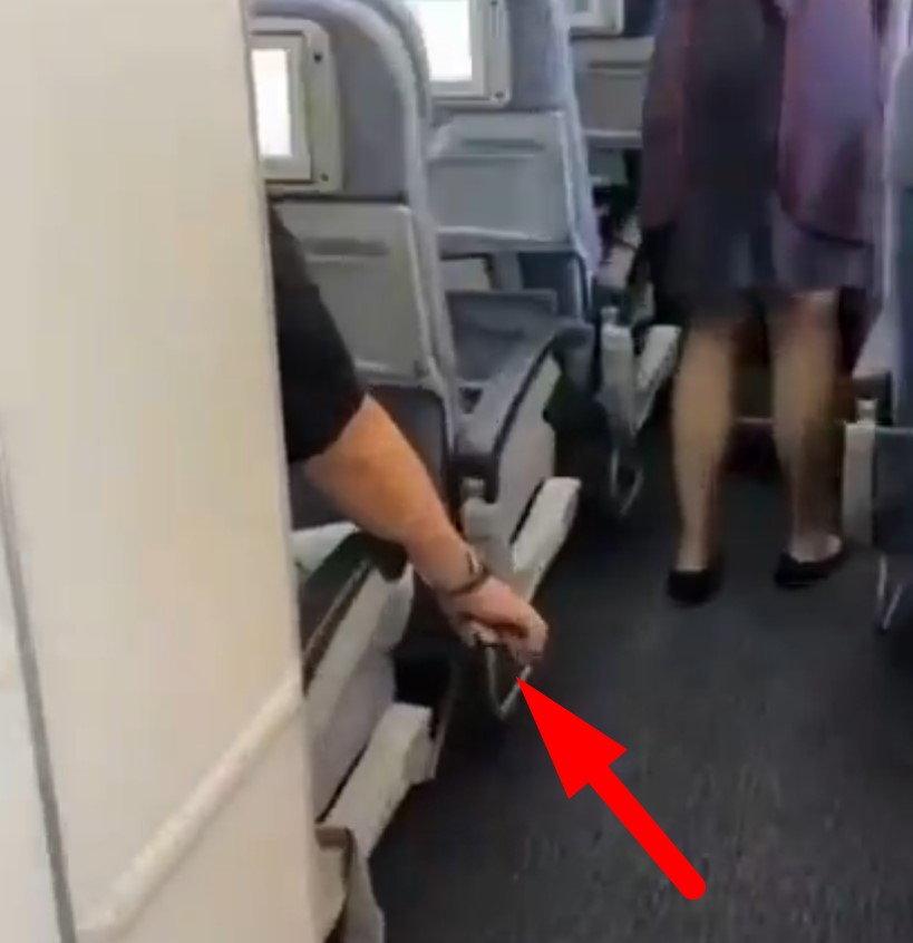 Pillado usando el móvil en un avión para grabar por debajo de las faldas de las azafatas