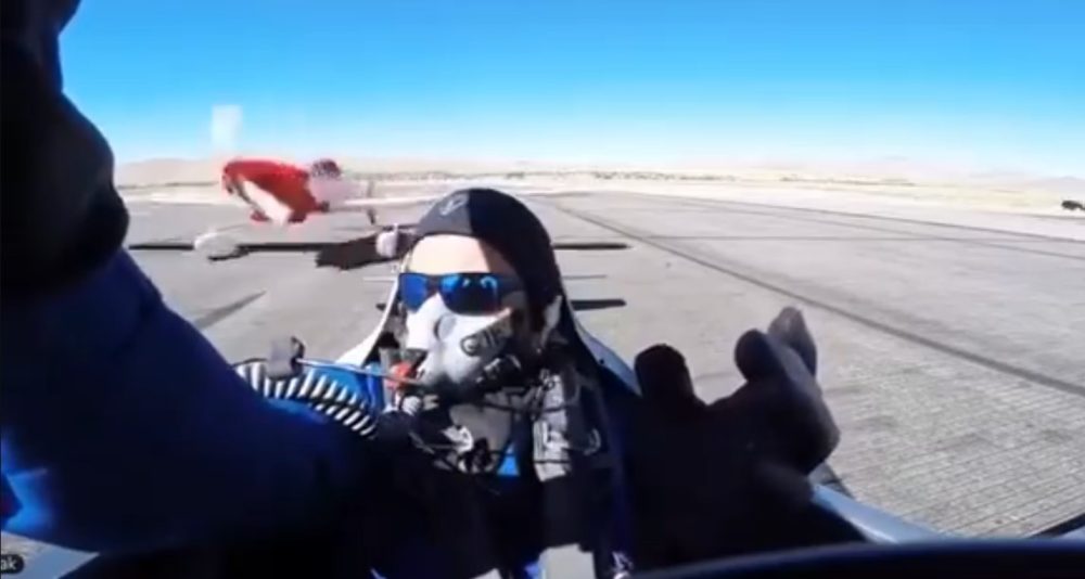 Un piloto evita por los pelos perder la cabeza por el ala de otro avión que le pasó por encima