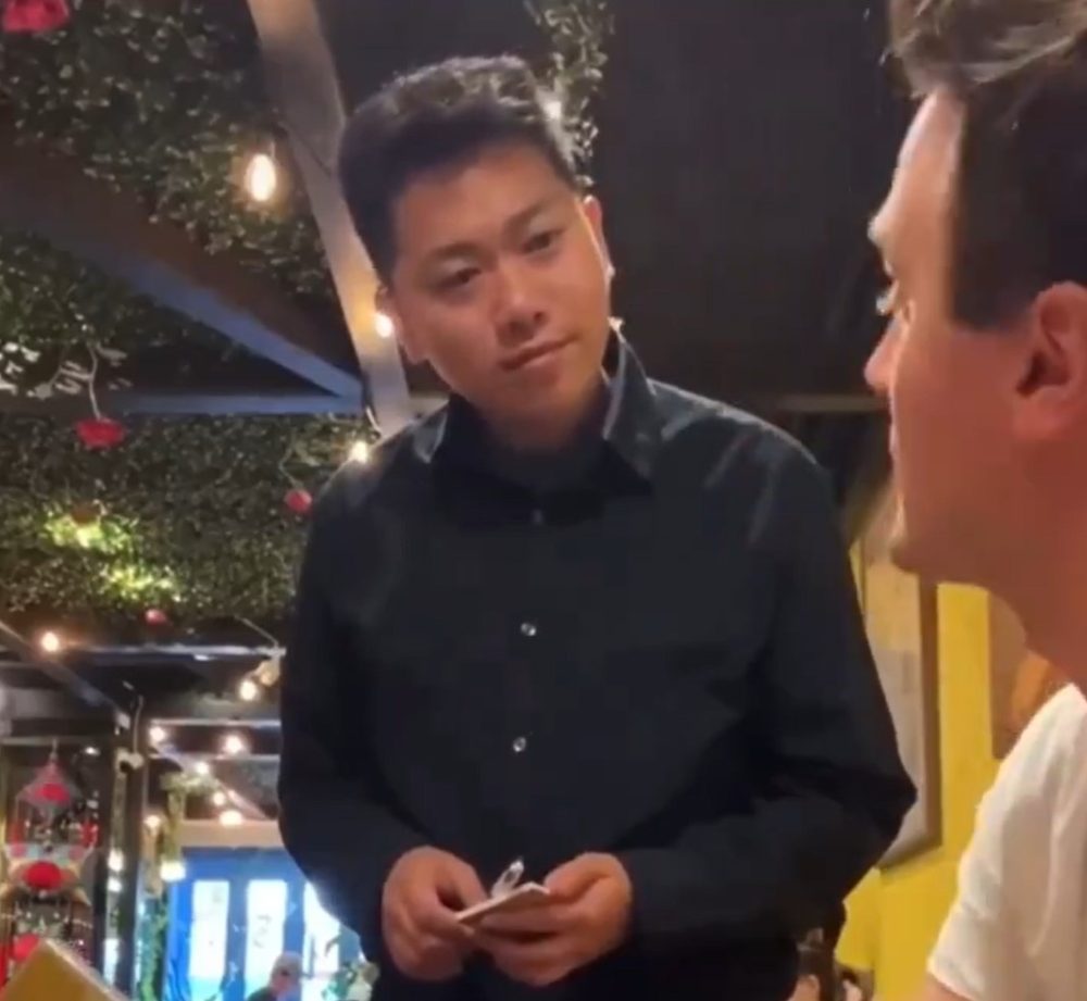Un blanco hablando chino en un restaurante chino
