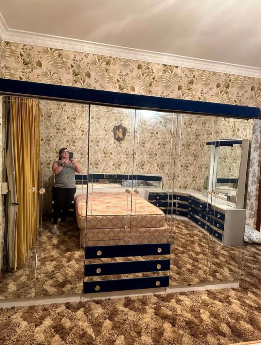 Recopilatorio de gente intentando vender espejos