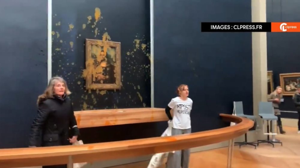 Dos activistas climáticas tiran sopa sobre la protección de cristal de La Gioconda en París.