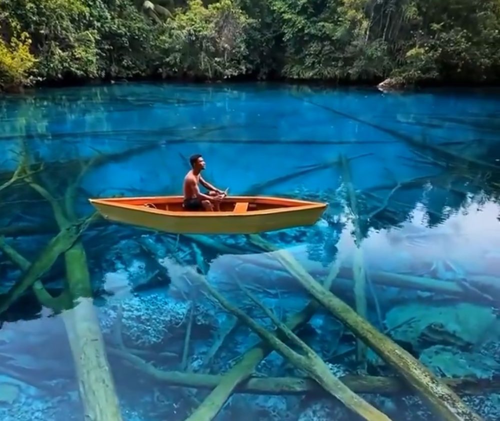 La espectacular claridad del agua en el lago Paisupok (Indonesia).