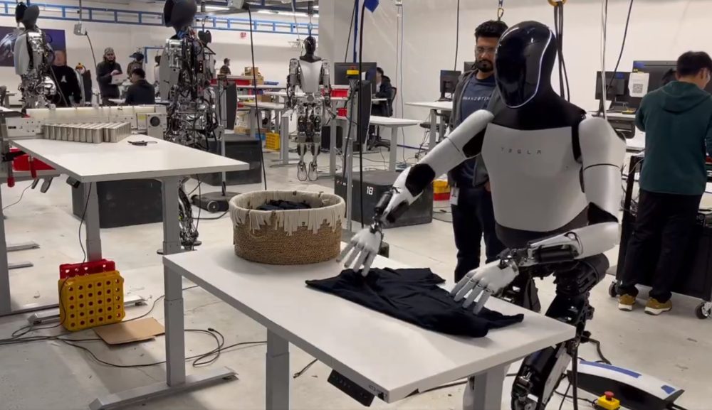 Optimus, el robot de Tesla, doblando una camiseta