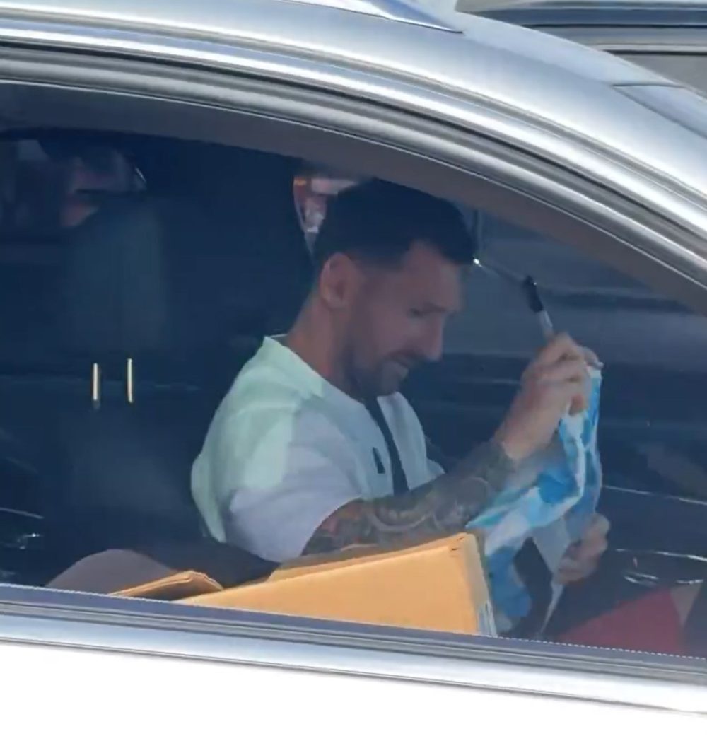 Se encuentran a Messi en un atasco, le lanzan una camiseta por la ventana y la firma con gusto