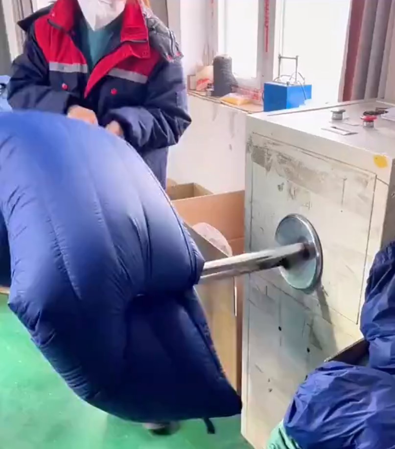 Y por esto es imposible volver a meter el saco de dormir en su funda