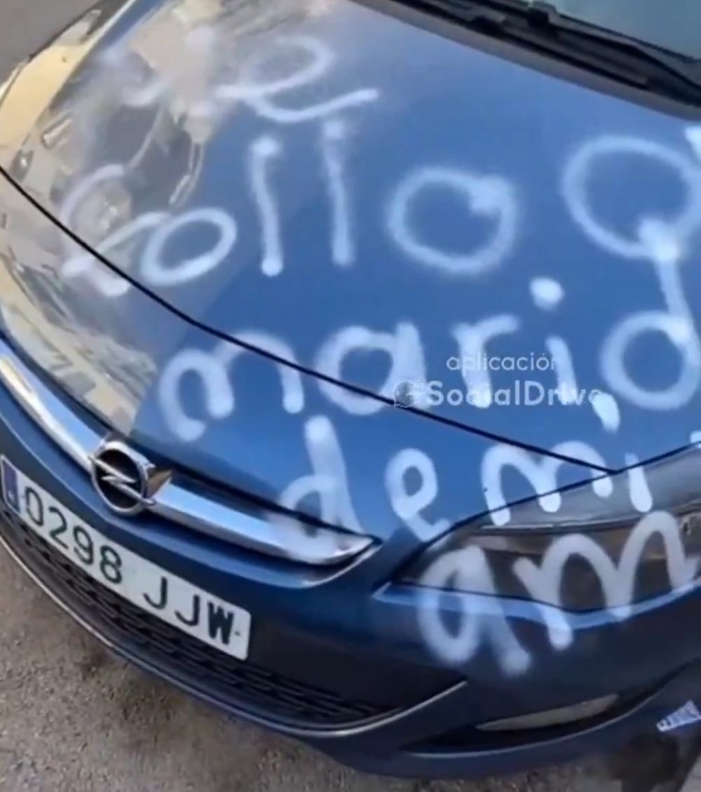 "Se foIIó al marido de mi amiga" Un coche aparece con estas pintadas en Castelldefels, Barcelona