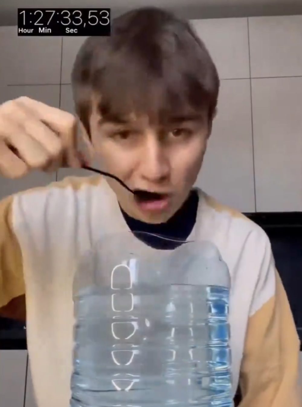 Bebiendo 5 litros de agua con un tenedor