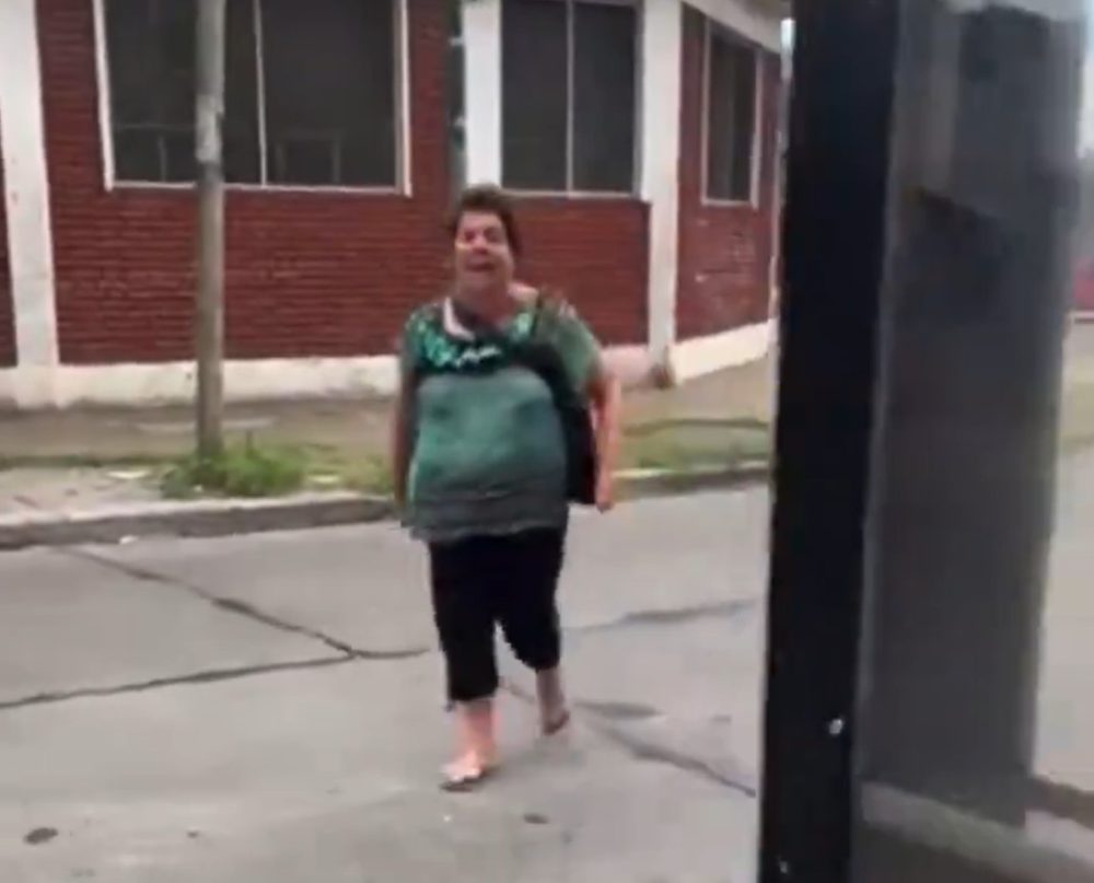 Una señora ataca a un hombre por ser "un holograma de helio controlado por drones" en Argentina.