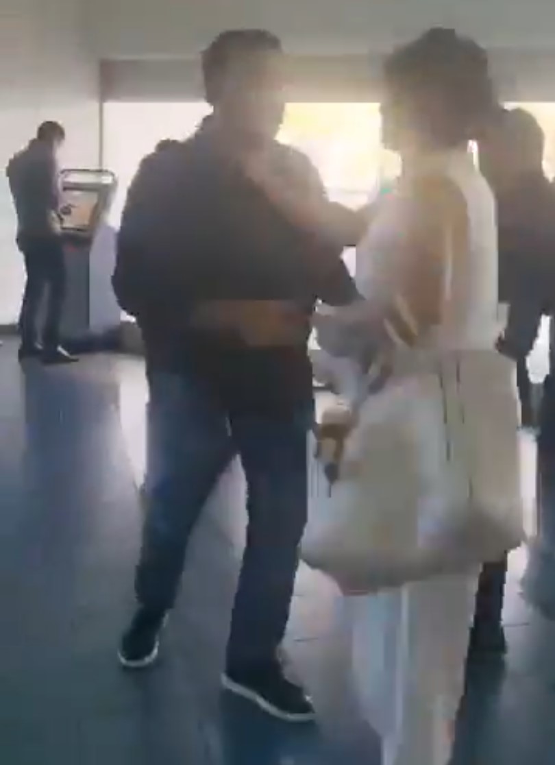Una mujer monta un show en el aeropuerto justo cuando su marido iba a coger un vuelo con su amante