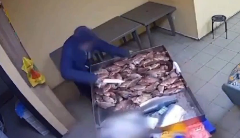 El robo del siglo en Poltava (Ucrania): un hombre irrumpe con un cuchillo en una pescadería, apuñaIa a un salmón y se va.