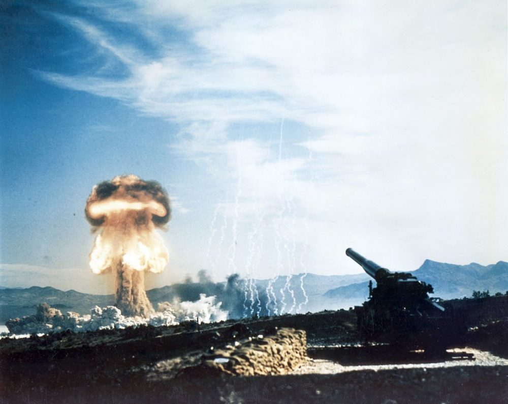 En 1953 Estados Unidos disparó un proyectil nuclear de 15 kilotones desde un cañón atómico M65 y lo retransmitió por televisión a todo el país