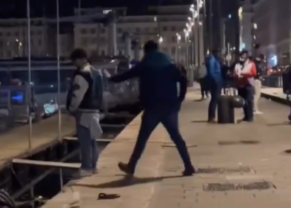 Un ciudadano francés empuja a un tipo que estaba miccionando de pie en el puerto