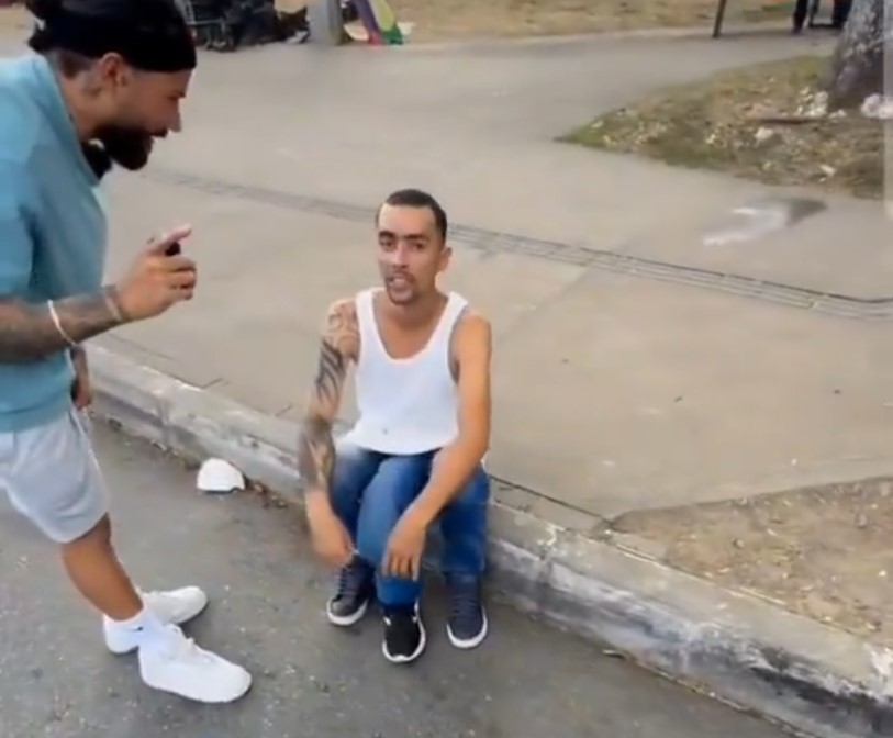 Un hombre pide dinero en la calle porque tiene 3 piernas y quiere quitarse una con cirugía.