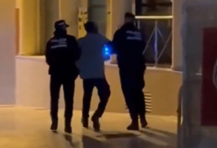 Escapa de dos policías que lo sacaban de la carpa de carnaval por molestar a los asistentes (Mazarrón, Murcia)