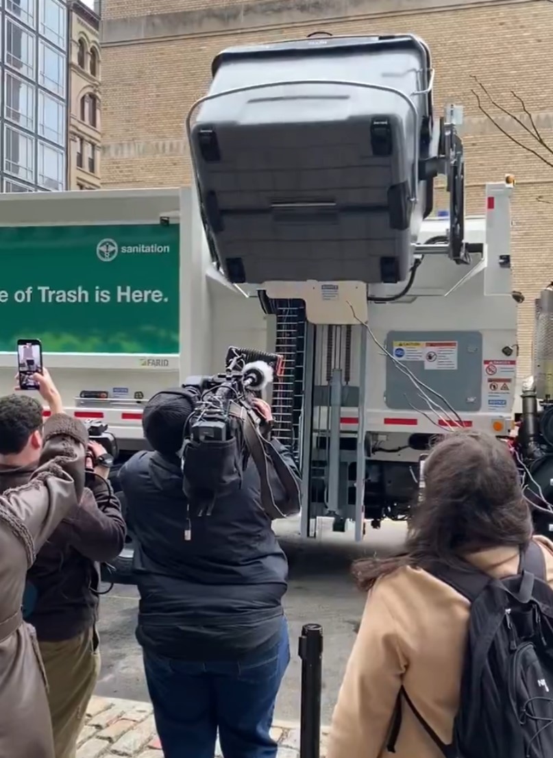 Los americanos flipando con su nuevo camión de la basura que levanta los contenedores