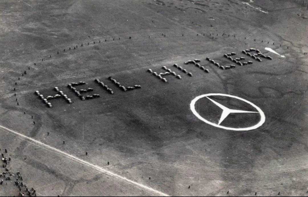 Mercedes-Benz saluda a los aviones alemanes en 1936.