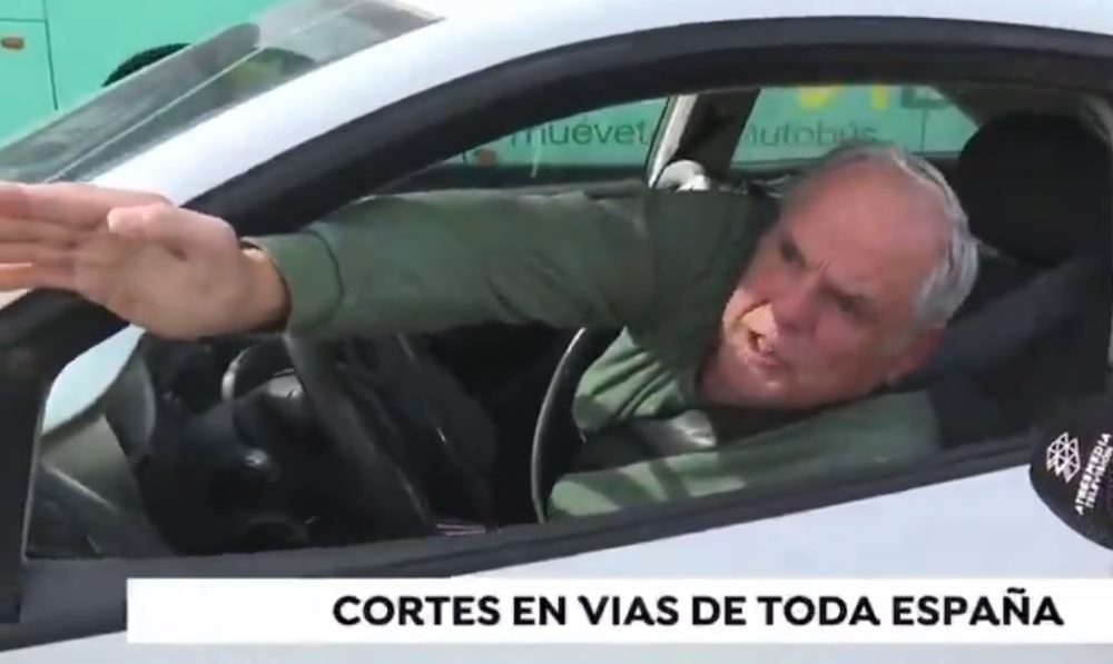 Un hombre pide a los agricultores que le dejen pasar porque se está cаgаndo.