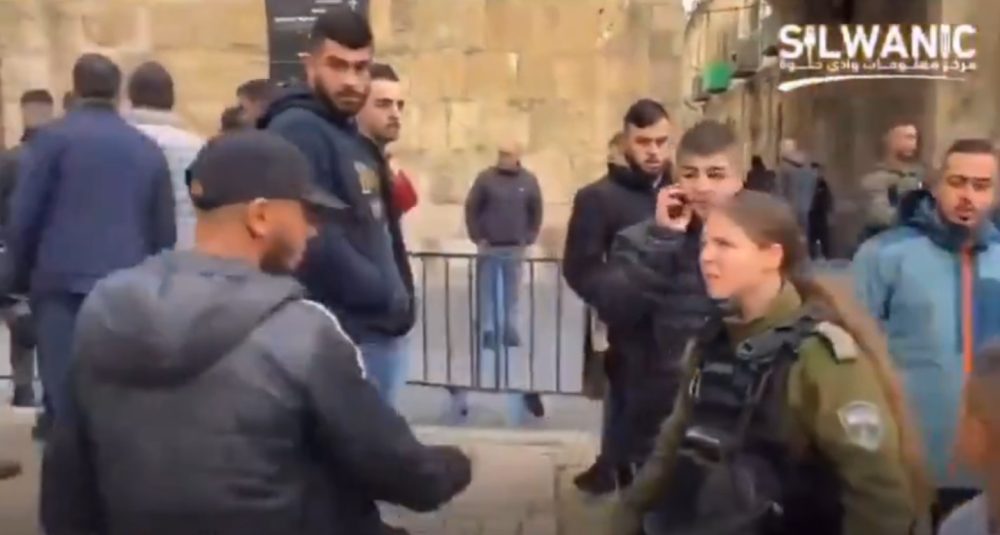 Un hombre musulmán llama a una soldado israelí "p*ta" mientras patrullaba en Jerusalén.