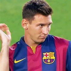 Alguien le dobló las muñecas a esta figura de cera de Leo Messi y ahora parece interiorista