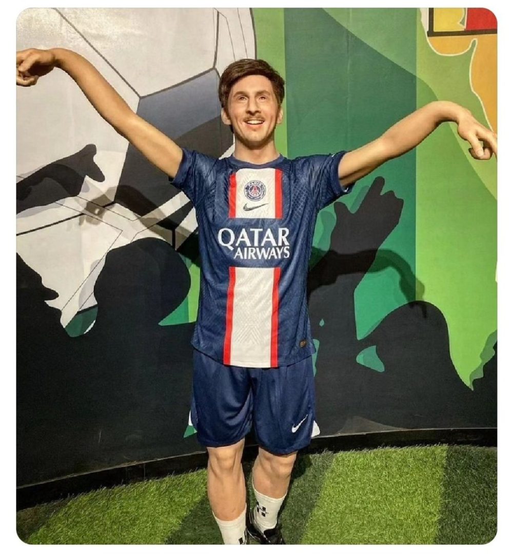 Alguien le dobló las muñecas a esta figura de cera de Leo Messi y ahora parece interiorista