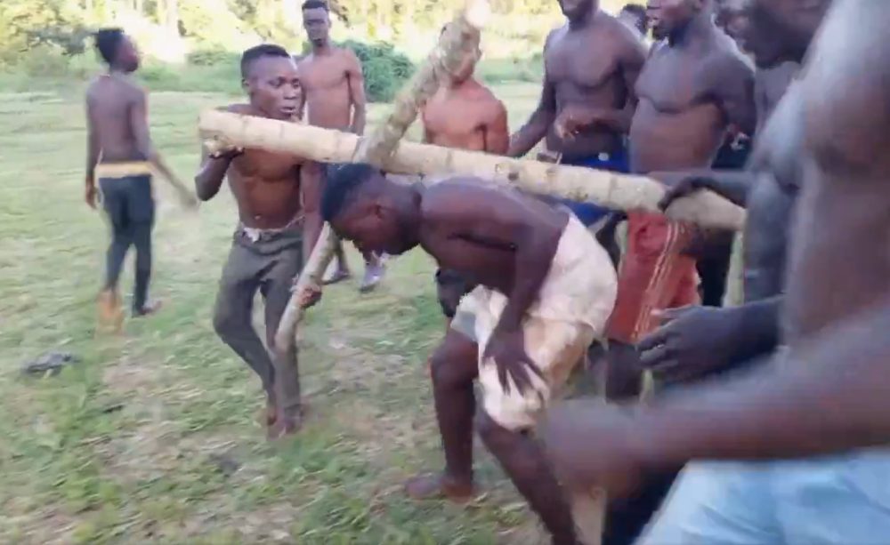 En Uganda recrearon la pasión de cristo pero como no tenían para látigos y romanos le hicieron tomas de judo y MMA