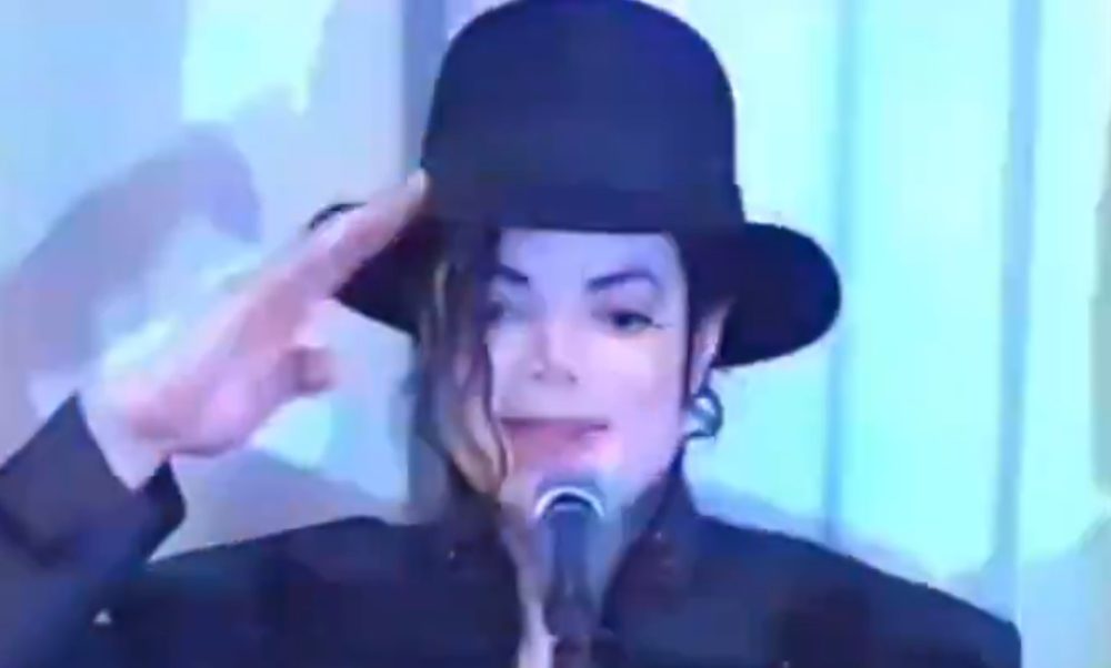 Cuando Michael Jackson se dio cuenta de que le toman fotos cada vez que se mueve.