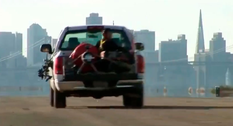 Esto es lo que pasa cuando disparas una bola a 80km/h desde la parte trasera de un vehículo que se desplaza a 80km/h