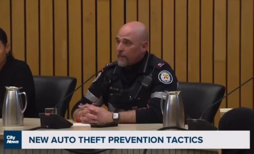 La policía canadiense sugiere que los propietarios dejen las llaves de sus coches fuera, para facilitar el robo sin confrontaciones, ante el aumento de ladrones armados que irrumpen en casas exclusivamente para sustraer vehículos.