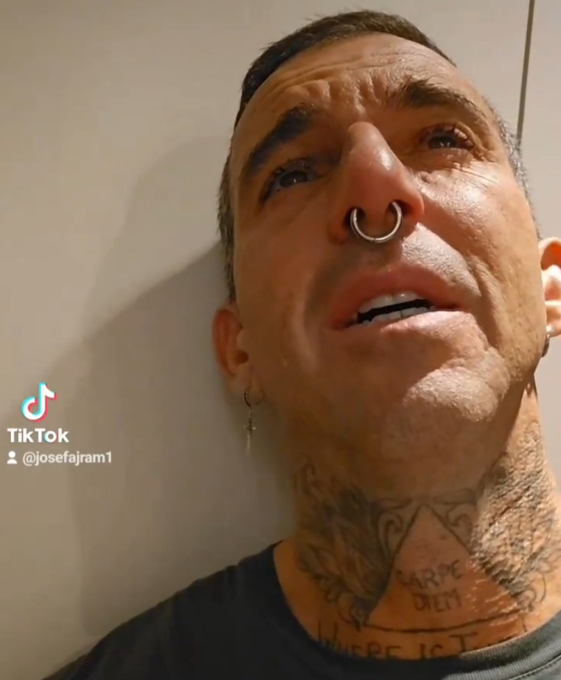 ¿Josef Ajram se ha grabado haciendo fuerza para llorar?