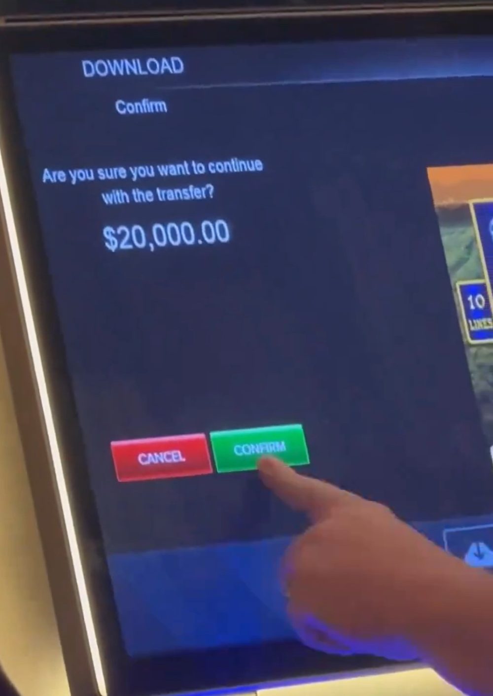 Un tipo mete 20.000 dólares a una tragaperras y gasta 750$ cada vez que le da al botón mágico de la ludopatía.