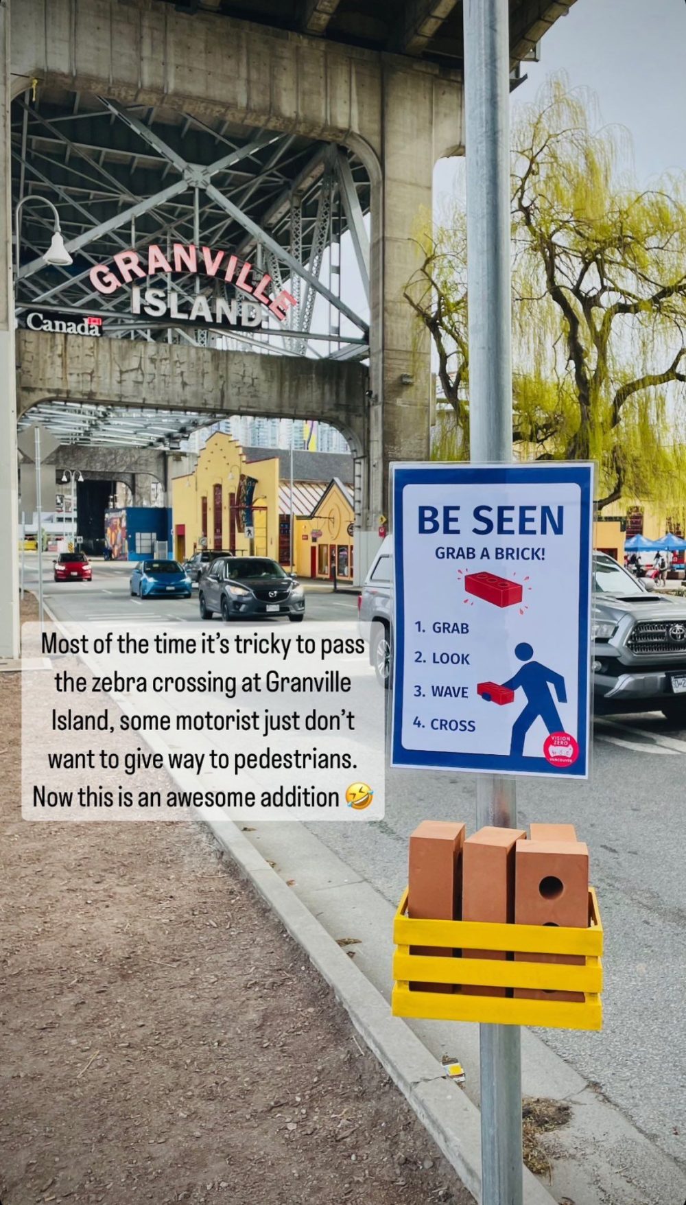 Algunos pasos de cebra de Granville (Canadá) tienen una caja llena de ladrillos para que los peatones pasen "haciéndose ver" por los conductores.