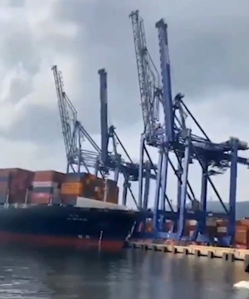 Un portacontenedores causa un incidente al derribar tres grúas en el puerto de Kocaeli, Turquía.