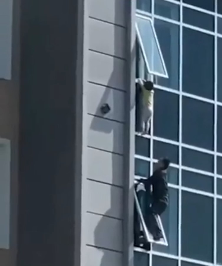 Un hombre sale por la ventana de su piso en el octavo piso para salvar a una niña de 3 años que colgaba por la ventana del noveno.