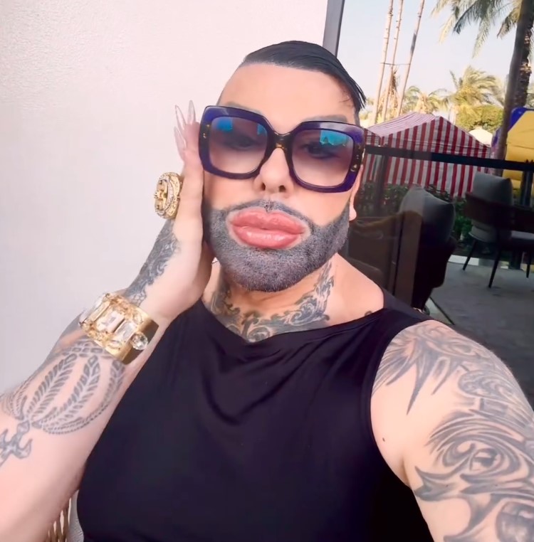 De vuestra envidia nace su fama.