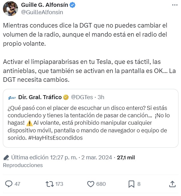 Prohibido cambiar de canción al volante... ¿Se puede entonces meter marcha atrás en un Tesla?