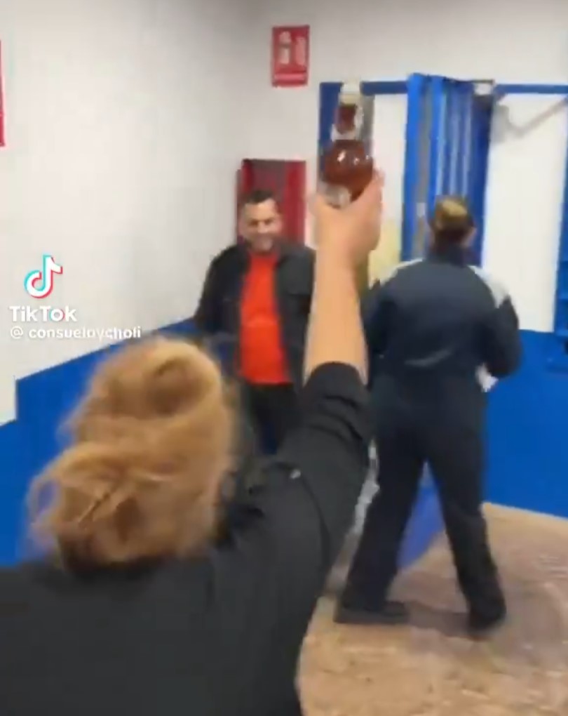 "Pues na aquí de celebración que mi tito el Kiko ha llegao ya del erasmus del fp de chapa y pintura"